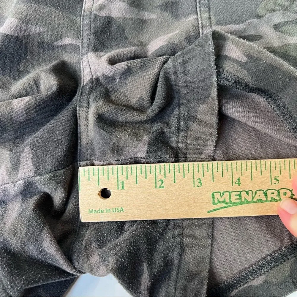 Sz 20 ATHLETA BLACK OLIVE CAMO ELASTIC WAIST STRETCHY FARALLON SHORTS - Picture 16 of 16